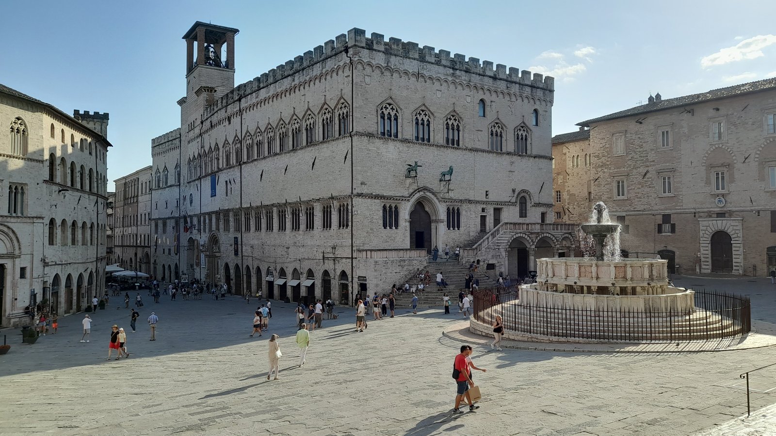 Piazza IV Novembre in Perugia, with Palazzo dei Priori and the Fontana Maggiore.